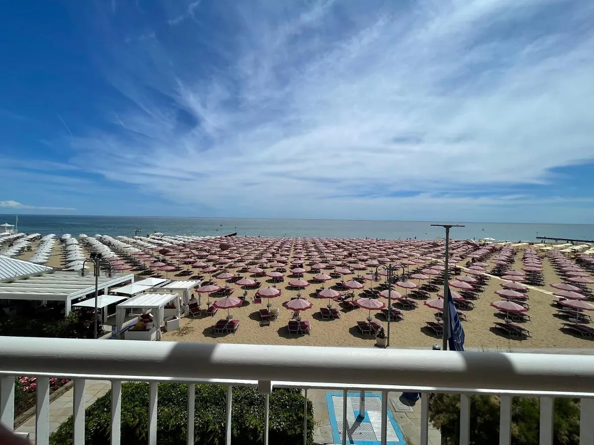 Апартаменты Seafront Lovely Penthouse Flat With Pool Лидо-ди-Езоло