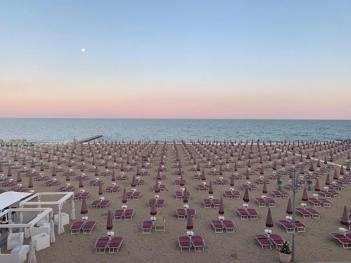 Apartment Seafront Lovely Penthouse Flat With Pool Lido di Jesolo