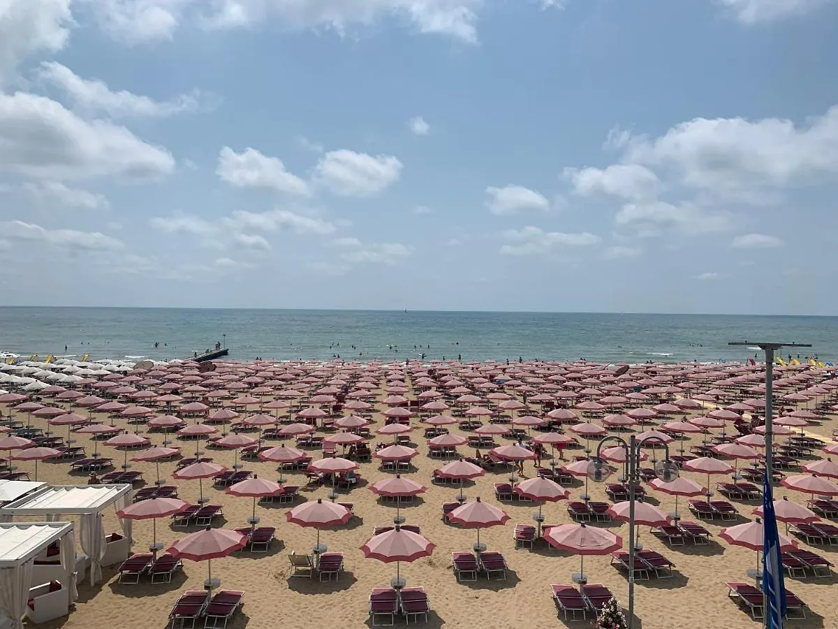 Seafront Lovely Penthouse Flat With Pool Lido di Jesolo Apartment